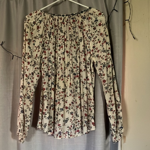 Woman’s Chaps pull over, tie flowered top with beautiful detail. Size M - Picture 4 of 5